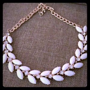 While leafs necklace